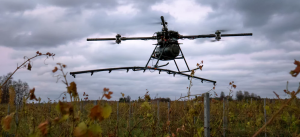 Dronă pentru pulverizarea substanțelor la vița-de-vie