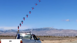 Lansarea dronelor mici dintr-un vehicul în deplasare