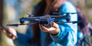 S-a anunțat oficial reluarea producției dronei Skydio 2